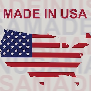 K&ouml;nnte beinhalten: Eine rot-wei&szlig;-blaue amerikanische Flagge in Form der Vereinigten Staaten mit dem Text "MADE IN USA" dar&uuml;ber. Die Flagge befindet sich auf einem wei&szlig;en Hintergrund mit dem Text "MADE IN USA", der in einem verblassten Muster wiederholt wird.