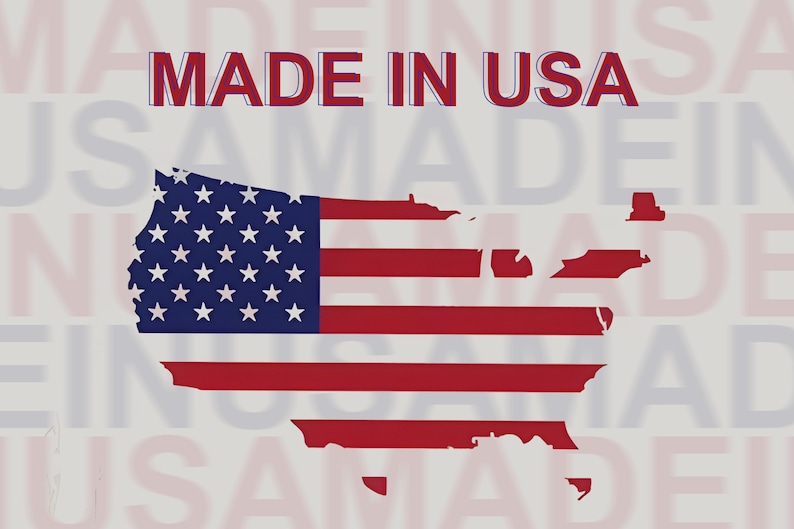 K&ouml;nnte beinhalten: Eine rot-wei&szlig;-blaue amerikanische Flagge in Form der Vereinigten Staaten mit dem Text "MADE IN USA" dar&uuml;ber. Die Flagge befindet sich auf einem wei&szlig;en Hintergrund mit dem Text "MADE IN USA", der in einem verblassten Muster wiederholt wird.