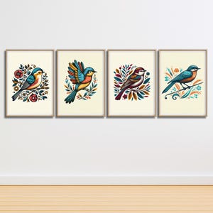 Könnte beinhalten: Set aus vier gerahmten Drucken mit bunten Vögeln und floralen Designs. Jeder Druck zeigt eine andere Vogelart mit filigranen Details und leuchtenden Farben.