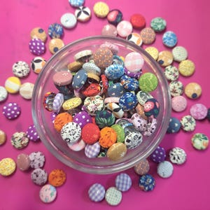 Paquete sorpresa de botones de tela con bonito estampado de media pulgada, 3 juegos de 5 (15 en total). Tela reciclada. Botones surtidos.