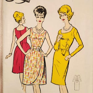 Pode incluir: Ilustração vintage de um padrão de costura que apresenta três mulheres com diferentes estilos de vestidos. Os vestidos são sem mangas, de manga curta e de manga comprida. As mulheres usam diferentes penteados e acessórios. O padrão é para um vestido.