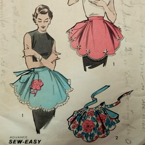 Könnte beinhalten: Vintage-Schnittmuster für drei verschiedene Schürzenmodelle. Die erste Schürze ist blau mit einem weißen Rüschenbesatz und einer rosa Rose. Die zweite Schürze ist rosa mit einem weißen Rüschenbesatz und weißen Blüten. Die dritte Schürze ist floral mit einem blau-weißen Muster.