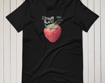 Unisex Bella Canvas-t-shirt med tryck av en stor jordgubbe och texten "Sweet and Local". Trädgårdströja