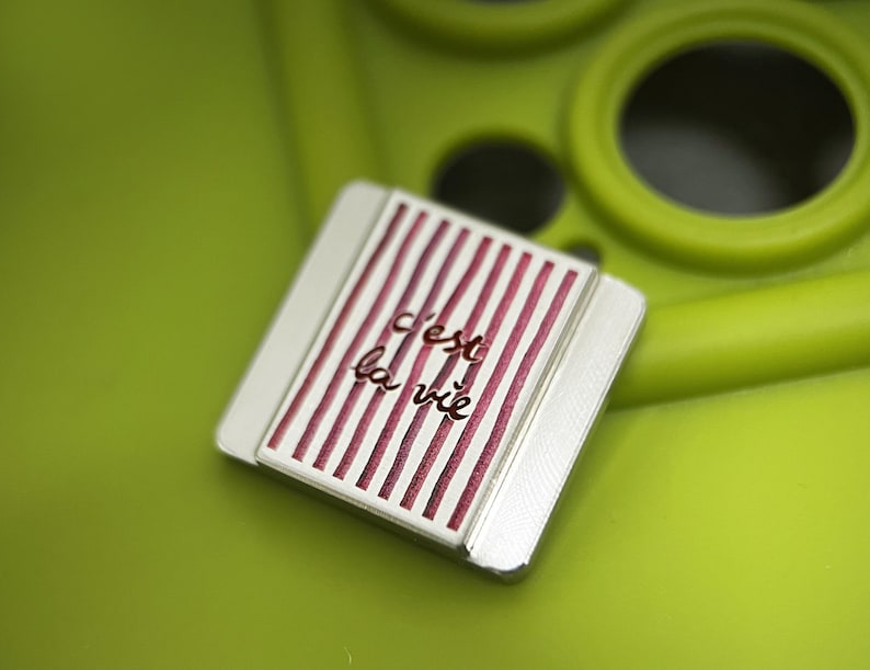 C'est la vie Engraved Camera Hot Shoe Cover, Shutter Button, That's Life French Quote, Fits Canon, Sony, Fuji, Nikon Bild 5