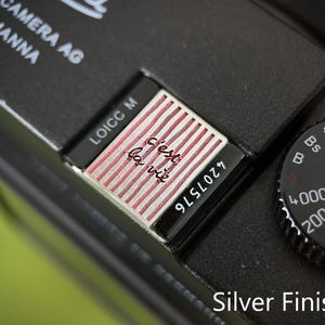 C'est la vie Engraved Camera Hot Shoe Cover, Shutter Button, That's Life French Quote, Fits Canon, Sony, Fuji, Nikon Bild 9