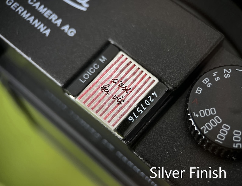 C'est la vie Engraved Camera Hot Shoe Cover, Shutter Button, That's Life French Quote, Fits Canon, Sony, Fuji, Nikon Bild 9