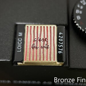 C'est la vie Engraved Camera Hot Shoe Cover, Shutter Button, That's Life French Quote, Fits Canon, Sony, Fuji, Nikon Bild 10