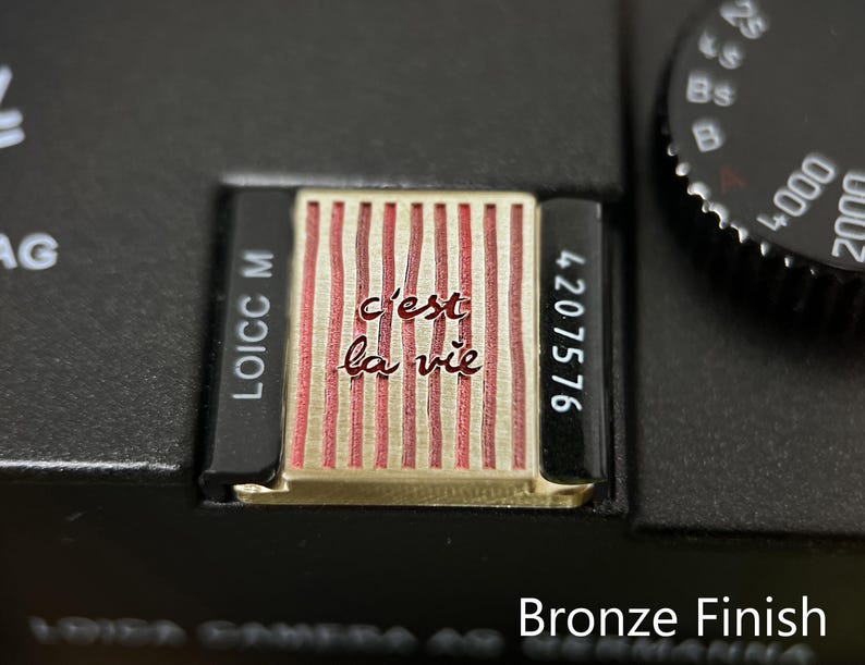 C'est la vie Engraved Camera Hot Shoe Cover, Shutter Button, That's Life French Quote, Fits Canon, Sony, Fuji, Nikon Bild 10