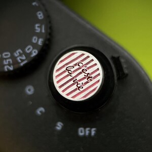 C'est la vie Engraved Camera Hot Shoe Cover, Shutter Button, That's Life French Quote, Fits Canon, Sony, Fuji, Nikon Bild 12