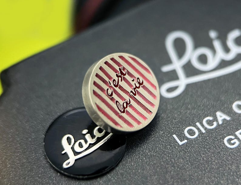C'est la vie Engraved Camera Hot Shoe Cover, Shutter Button, That's Life French Quote, Fits Canon, Sony, Fuji, Nikon Bild 11