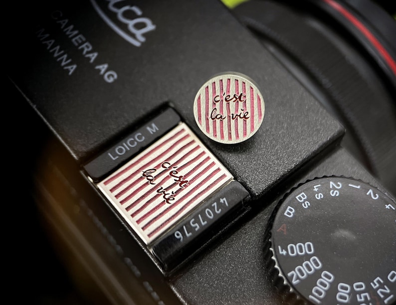 C'est la vie Engraved Camera Hot Shoe Cover, Shutter Button, That's Life French Quote, Fits Canon, Sony, Fuji, Nikon Bild 1
