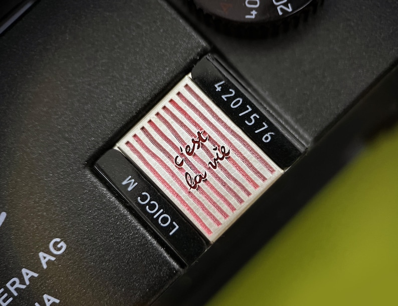 C'est la vie Engraved Camera Hot Shoe Cover, Shutter Button, That's Life French Quote, Fits Canon, Sony, Fuji, Nikon Bild 8
