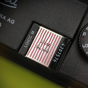 C'est la vie Engraved Camera Hot Shoe Cover, Shutter Button, That's Life French Quote, Fits Canon, Sony, Fuji, Nikon Bild 7
