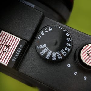 C'est la vie Engraved Camera Hot Shoe Cover, Shutter Button, That's Life French Quote, Fits Canon, Sony, Fuji, Nikon Bild 6