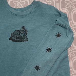 Trippy Toad Printed Sweatshirt - Size 3XL - Hand Printed Linocut Toad Frog Block Print Blue Shirt