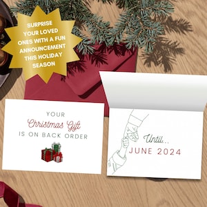 Könnte beinhalten: Weihnachtsankündigungskarten. Eine Karte sagt: "Ihr Weihnachtsgeschenk ist vorübergehend nicht lieferbar." Eine andere sagt: "Bis... Juni 2024." Die Karten werden von einem goldenen Stern und dem Text begleitet: "Überraschen Sie Ihre Lieben in dieser Ferienzeit."