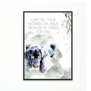 Peut inclure: Une peinture à l'aquarelle d'un chiot labrador noir avec une citation sur le fait de confier ses soucis à Jésus. La citation dit : "Déposez sur le Seigneur tous vos soucis, car il prend soin de vous. 1 Pierre 5 : 7".