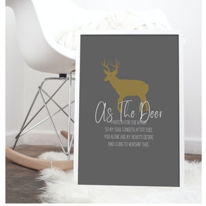 Könnte beinhalten: Ein druckbarer Wandkunstdruck in Grau und Gold mit einer Silhouette eines Hirsches und dem Text "As The Deer" mit einem Zitat über das Verlangen nach Gott.