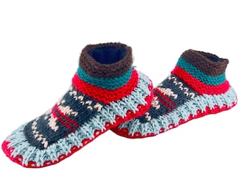 Puede incluir: Un par de calcetines de pantuflas de punto rojo, azul, marrón y verde con un patrón geométrico.