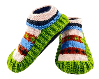 Puede incluir: Un par de calcetines de punto coloridos. Los calcetines tienen una base verde, con rayas azules, blancas, naranjas y negras. El puño superior es rosa y negro. Estos calcetines están diseñados para mantener los pies calientes.