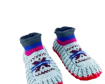 Puede incluir: Un par de calcetines de pantuflas de punto gris con un diseño estampado en rojo, azul y negro. Los calcetines tienen un ribete rojo alrededor de la parte superior e inferior.