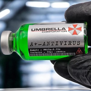Puede incluir: Un vial de líquido verde con la etiqueta "Umbrella Corporation A+ Antivirus" es sostenido por una mano enguantada. El vial tiene una etiqueta plateada con el logotipo de Umbrella Corporation y un símbolo de peligro biológico. El vial contiene 30 ml de líquido.