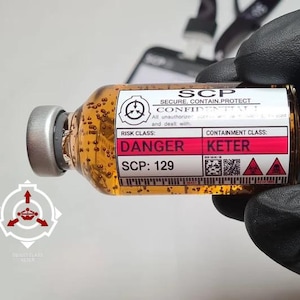 Pode incluir: Um pequeno frasco de vidro cheio de um líquido âmbar com partículas em suspensão. O rótulo diz SCP SECURE, CONTAIN, PROTECT, CONFIDENTIAL, RISK CLASS: DANGER, CONTAINMENT CLASS: KETER e SCP: 129, apresentando um logotipo e símbolos.