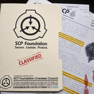 Op de afbeelding: Een beige SCP Foundation dossiermap met het zwarte cirkelvormige logo, de tekst Secure. Contain. Protect. en een rode CLASSIFIED-stempel. De map bevat een streepjescode en tekst die aangeeft dat het geclassificeerd is door de Overseer Council.