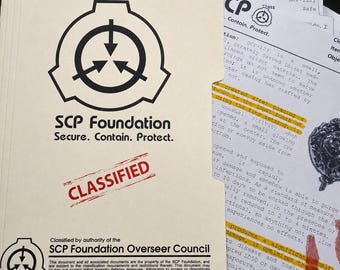 Op de afbeelding: Een beige SCP Foundation dossiermap met het zwarte cirkelvormige logo, de tekst Secure. Contain. Protect. en een rode CLASSIFIED-stempel. De map bevat een streepjescode en tekst die aangeeft dat het geclassificeerd is door de Overseer Council.