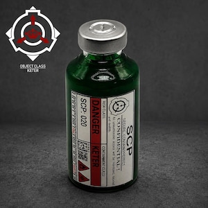 Pode incluir: Um frasco de vidro verde com tampa de metal prateado e um rótulo branco com texto em preto e vermelho. O rótulo diz SCP, SECURE, CONTAIN, PROTECT, CONFIDENTIAL, DANGER, KETER e SCP: 020, com um código de barras e símbolos de perigo.