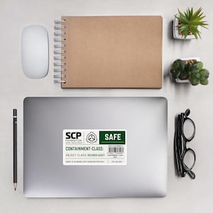 Könnte beinhalten: Ein rechteckiger Aufkleber mit weißem Hintergrund, schwarzem Text und einem grünen Bereich mit der Aufschrift SAFE. Der Text lautet SCP FOUNDATION, CONTAINMENT-CLASS: OBJECT CLASS: SECURED ASSET, inklusive Barcode mit Seriennummer B-245-88084-2.