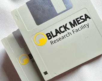 Black Mesa Floppy Disk – Retro Floppy Disk Prop – Half-Life Inspired Gaming Collectible – Nerd Decor – Computer Retro Disk