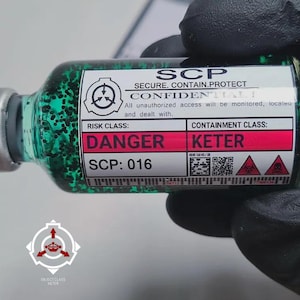 Puede incluir: Un pequeño vial de vidrio lleno de un líquido verde vibrante con partículas oscuras. La etiqueta dice SCP SECURE.CONTAIN.PROTECT, CONFIDENTIAL, RISK CLASS: DANGER, CONTAINMENT CLASS: KETER, SCP: 016, e incluye símbolos de riesgo biológico.