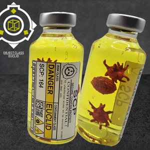 Peut inclure: Deux flacons en verre transparent remplis d'un liquide jaune translucide, contenant chacun de petites structures organiques rouge foncé hérissées. Les étiquettes portent le texte DANGER, SCP-164, EUCLID et CONFIDENTIAL, ainsi qu'un logo circulaire.