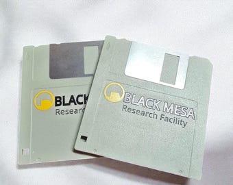 Black Mesa Floppy Disk – Retro Floppy Disk Prop – Half-Life Inspired Gaming Collectible – Nerd Decor – Computer Retro Disk
