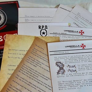Könnte beinhalten: Eine Sammlung von Dokumenten mit Logos der Umbrella Corporation, R.P.D. und U.S.S. in Rot, Schwarz und Weiß. Einige Dokumente sind mit "Top Secret" gekennzeichnet und enthalten Text. Andere haben ein Vintage-Papier-Aussehen.