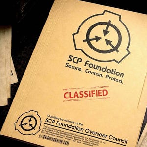 Op de afbeelding: Een beige manilla dossiermap met het zwarte SCP Foundation logo en de tekst SCP Foundation Secure. Contain. Protect. Een rode stempel toont CLASSIFIED. Aanvullende tekst luidt Classified by authority of the SCP Foundation Overseer Council.