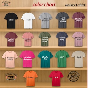 Peut inclure: Un nuancier de t-shirts unisexes, pr&eacute;sentant diverses couleurs comme le noir, le blanc et le gris chin&eacute;. Le nuancier comprend des teintes comme le bordeaux chin&eacute;, le mauve et le teal, avec le texte "Made in America" visible.
