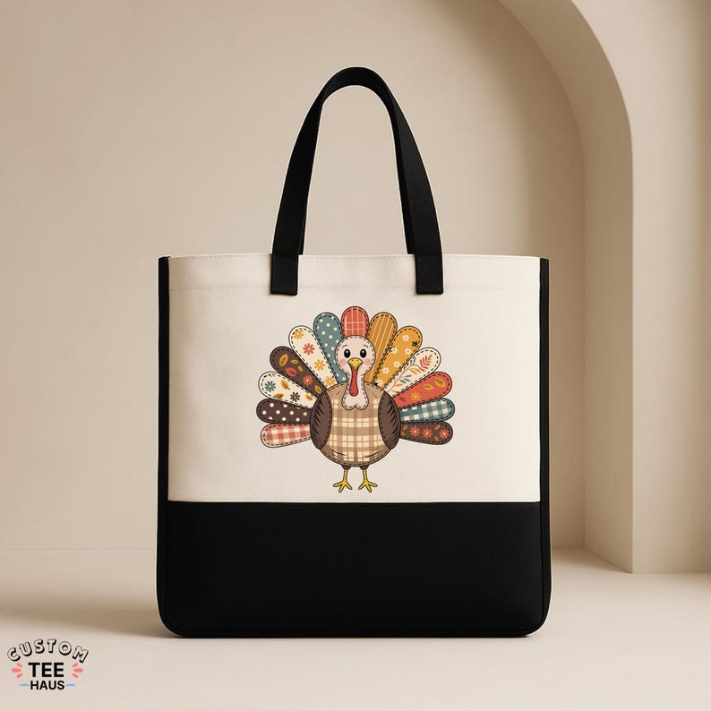 K&ouml;nnte beinhalten: Eine gro&szlig;e Tragetasche mit schwarzem Boden und Griffen sowie einem cremefarbenen oberen Bereich. Die Tasche zeigt eine farbenfrohe Truthahn-Illustration mit Patchwork-Design. Der Text "CUSTOM TEE HAUS" befindet sich in der unteren linken Ecke.