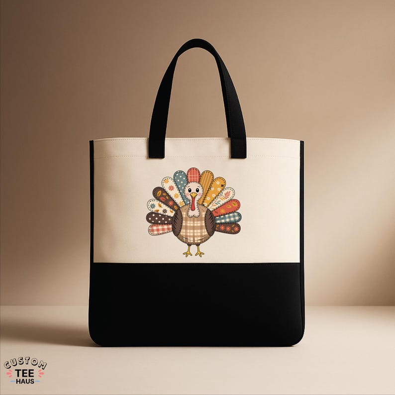 K&ouml;nnte beinhalten: Eine zweifarbige Tragetasche mit einem Truthahn-Design. Der obere Teil ist cremefarben, der untere Teil ist schwarz. Die Truthahn-Illustration hat einen karierten K&ouml;rper und einen bunten, gemusterten Schwanz. Schwarze Griffe.