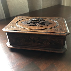 Belle boiserie sculptée boîte en chêne rare et unique, boîte à couture française en bois antique