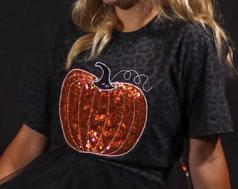 Camisa de manga corta con bordado de calabaza otoñal, camisa de otoño, camisa de calabaza, camiseta de otoño, ropa de otoño, leopardo de calabaza, camisa bordada de otoño, otoño