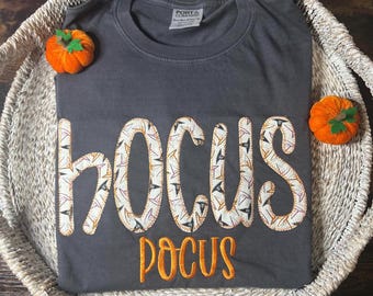 Camisa de Halloween de manga corta "Hocus Pocus", camisa de Halloween, camisa de Halloween bordada, ropa de Halloween, Hocus Pocus, regalo