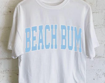 Top largo corto con estampado Beach Bum Puff, estampado Beach Bum, camiseta Beach Bum, ropa de mujer, ropa de verano, Beach Bum, camiseta corta con estampado, camiseta