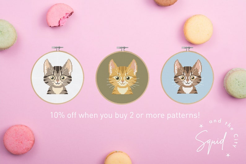 Puede incluir: Tres patrones de bordado en aro que presentan diferentes dise&ntilde;os de gatos. El primer patr&oacute;n es un gato atigrado marr&oacute;n sobre un fondo blanco. El segundo patr&oacute;n es un gato jengibre sobre un fondo verde. El tercer patr&oacute;n es un gato atigrado marr&oacute;n sobre un fondo azul. El texto "10% de descuento al comprar 2 o m&aacute;s patrones!" est&aacute; debajo de los aros. El texto "* and the Squid City *" est&aacute; en la esquina inferior derecha.