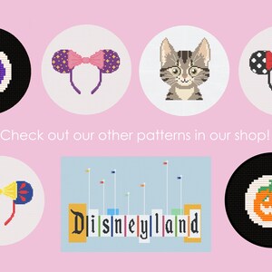 Puede incluir: Una colecci&oacute;n de patrones de punto de cruz con personajes y temas de Disney. Los patrones incluyen orejas de Mickey Mouse, un gato, una calabaza y el letrero de Disneyland.