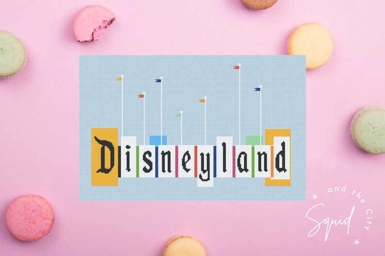 Puede incluir: Un dise&ntilde;o de pixel art azul y blanco del logotipo de Disneyland con banderas de colores en la parte superior. El texto "and the Squid City" est&aacute; escrito en blanco sobre un fondo rosa.