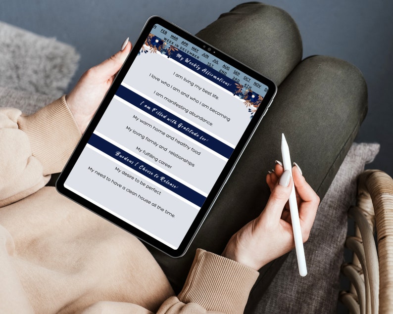 Puede incluir: Una tableta digital que muestra una lista semanal de afirmaciones y gratitud. La lista incluye afirmaciones como "Estoy viviendo mi mejor vida" y "Estoy manifestando abundancia". La lista tambi&eacute;n incluye una secci&oacute;n para la gratitud y una secci&oacute;n para las cargas que se deben liberar.
