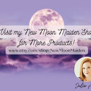 Puede incluir: Una luna llena en un cielo morado con nubes. El texto dice "Visita mi tienda New Moon Maiden para m&aacute;s productos! www.etsy.com/shop/NewMoonMaiden". Una foto de una mujer con cabello rojo est&aacute; en la esquina inferior derecha con el texto "Julie Ann" debajo.