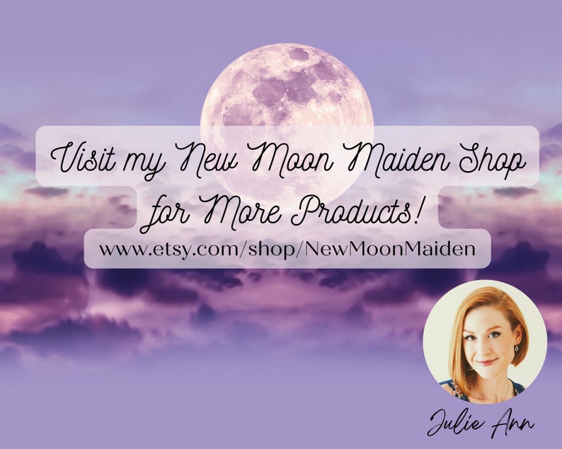 Puede incluir: Una luna llena en un cielo morado con nubes. El texto dice "Visita mi tienda New Moon Maiden para m&aacute;s productos! www.etsy.com/shop/NewMoonMaiden". Una foto de una mujer con cabello rojo est&aacute; en la esquina inferior derecha con el texto "Julie Ann" debajo.